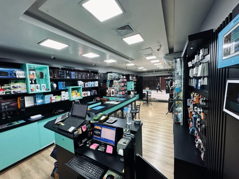 Ambiente interno da loja física GR STORE no Centro de Florianópolis