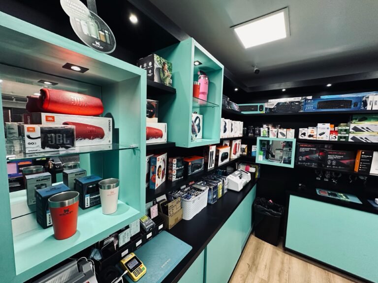 Vitrine de produtos na loja física GR STORE