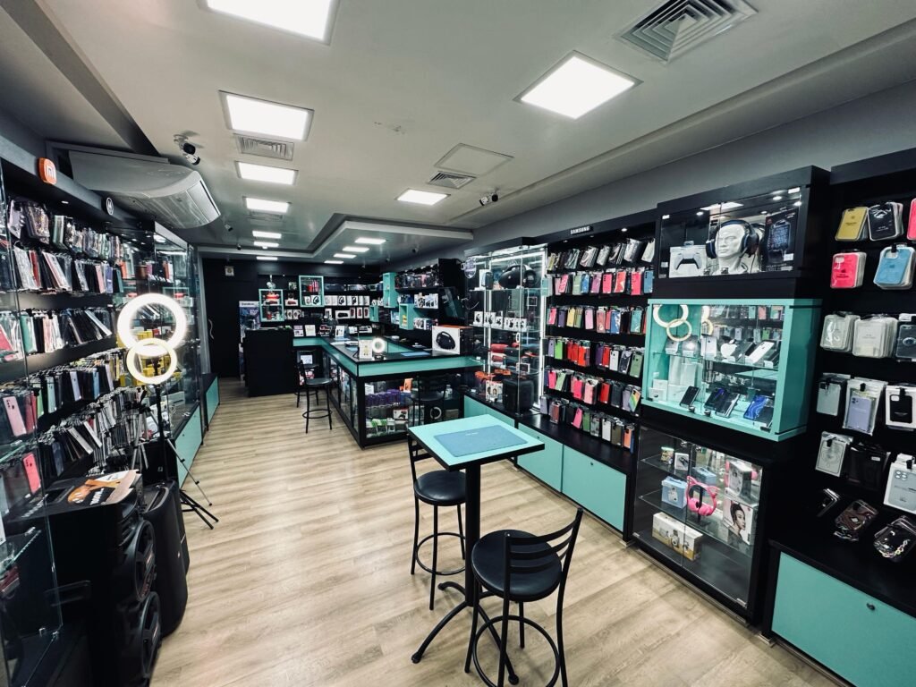 Interior da loja física da GR STORE no Centro de Florianópolis