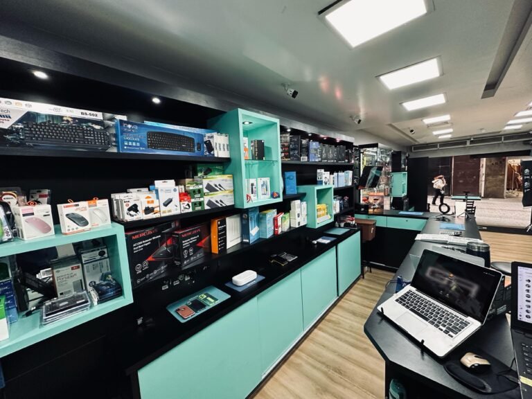 Fachada e ambiente da loja física GR STORE em Florianópolis