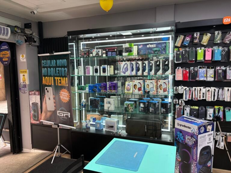 Fachada e entrada da loja física GR STORE em Florianópolis