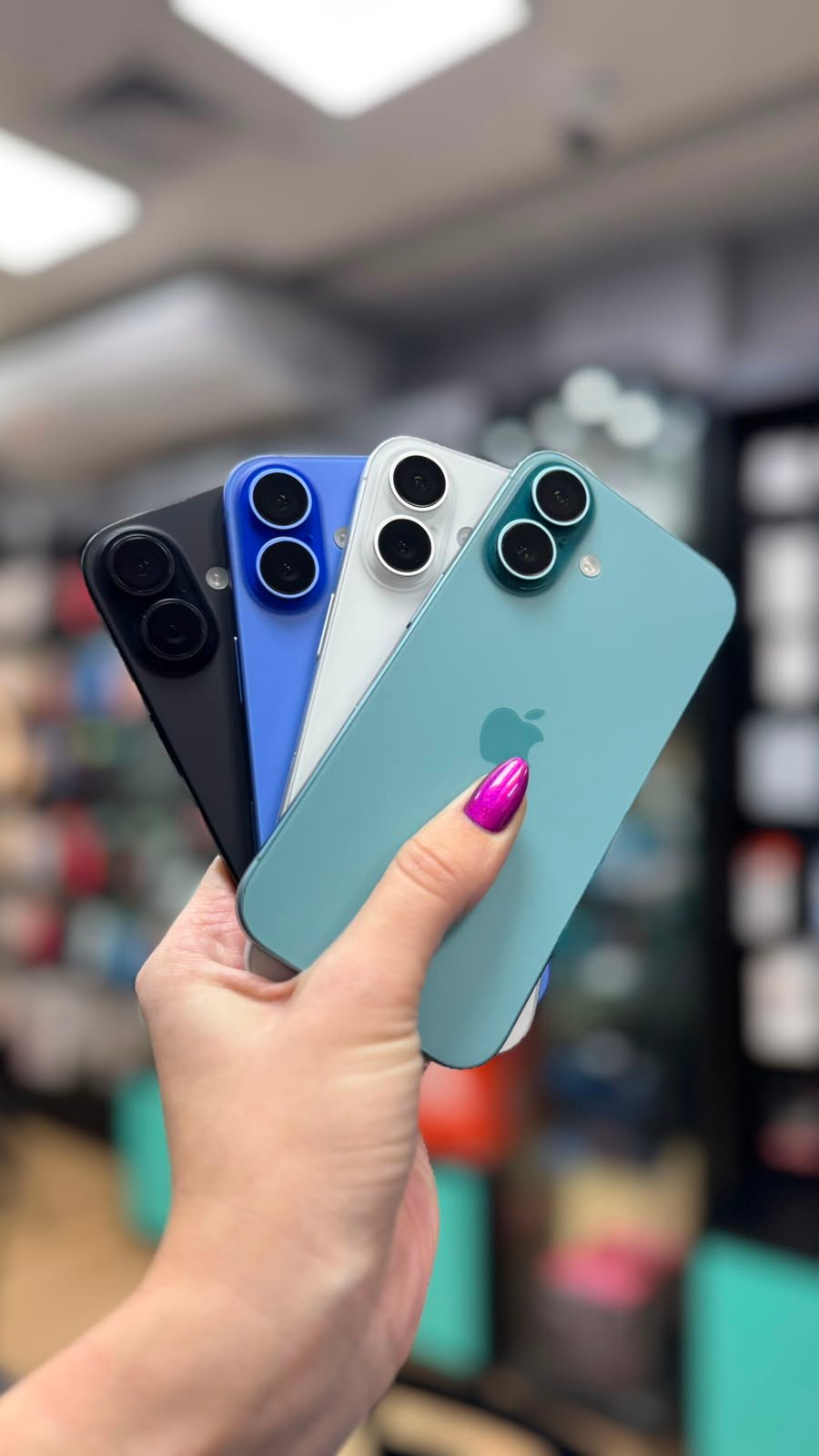 iPhone Pro em mãos na loja GR STORE