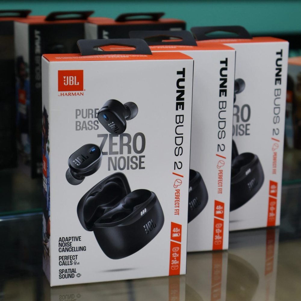 Caixas de fones JBL Tune Buds 2 na vitrine da GR STORE