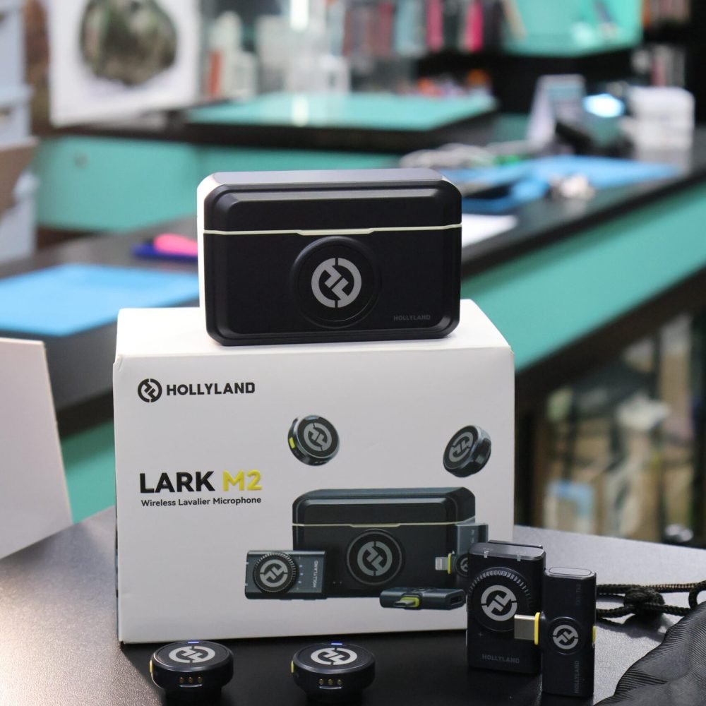Kit de microfone sem fio Hollyland Lark M2 com a caixa, no balcão da GR STORE
