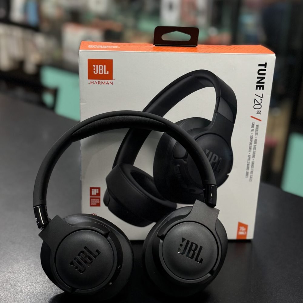 Headphone JBL Tune 520BT preto com a caixa, no balcão da GR STORE