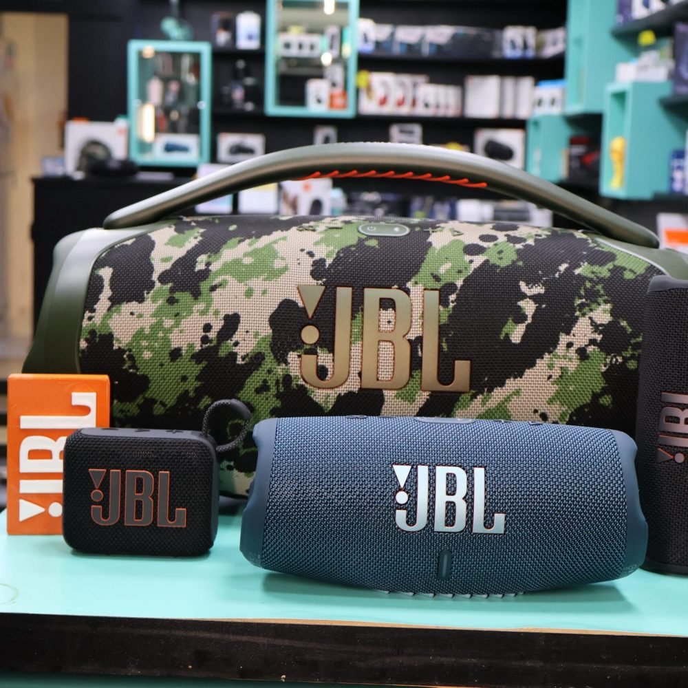 Caixas de som JBL em exposição na GR STORE